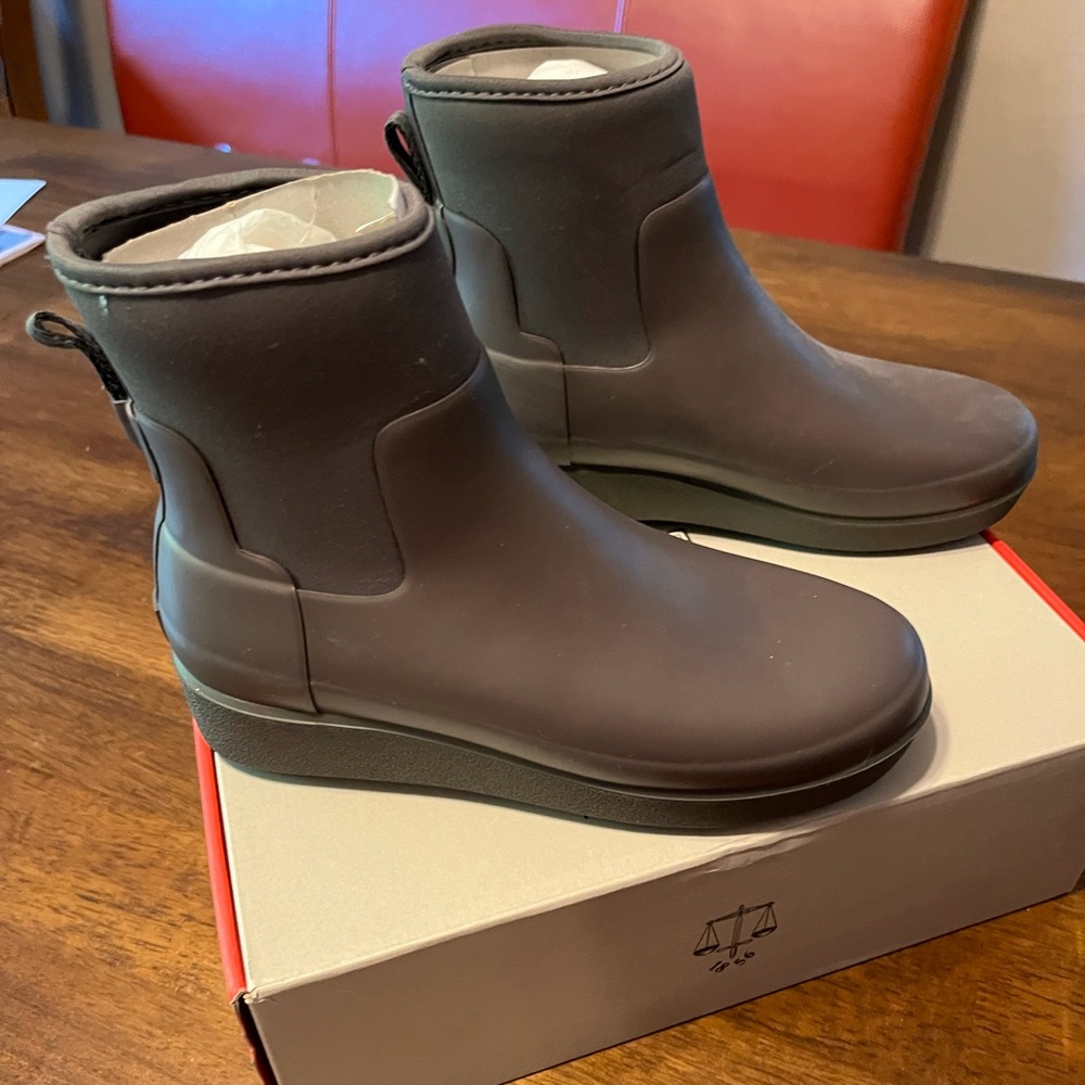 Hunter women’s refined creeper neo Chelsea booties size 7
